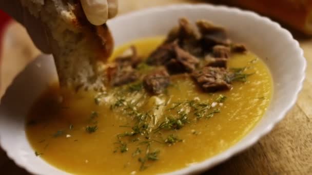 Sopa de creme de carne saborosa carne de vaca bruxa para New Moms. Receita de vídeo 4k — Vídeo de Stock