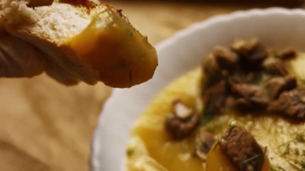 Smaklig lätt nötkött grädde Soppa häxa nötkött kött för nya mammor. 4k video recept — Stockvideo
