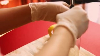 Mikser kavanozundaki yumurtayı kır. 4k video tarifi