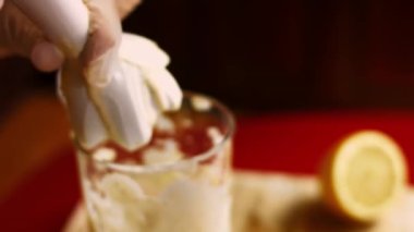 Ev yapımı mayonezin tarifi. Mikserde zeytinyağı ve ayçiçeği yağı pişiriyorum. 4k video tarifi