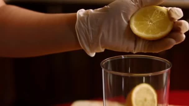 Recept på hemlagad majonäs. Krossa citronsaften. 4k video recept — Stockvideo