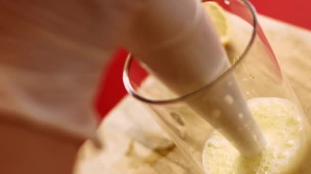 Recept domácí majonézy. Vařím olivový olej a slunečnicový olej v mixéru. 4k video recept — Stock video