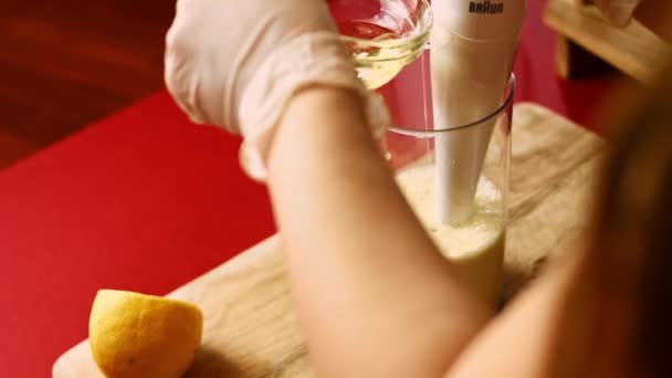 Recept på hemlagad majonäs. Jag lagar olivolja och solrosolja i en mixer. 4k video recept — Stockvideo