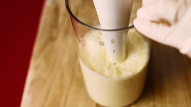 Ev yapımı mayonezin tarifi. Mikserde zeytinyağı ve ayçiçeği yağı pişiriyorum. 4k video tarifi — Stok video