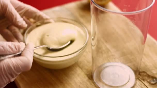 Recette de Mayonaisse maison. Tour de mayonnaise fait maison dans un bol. Recette vidéo 4k — Video