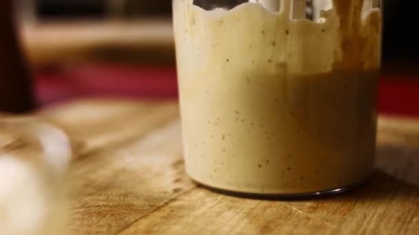 Recept på hemmagjord Walnaut pasta. Blanda ingredienserna i en mixer. 4k video recept — Stockvideo