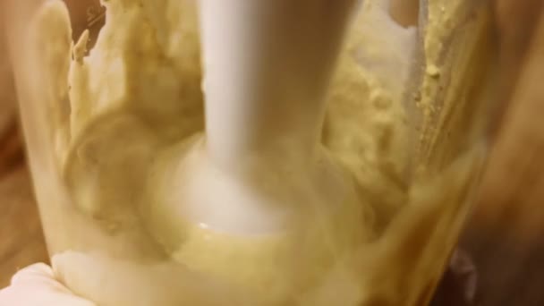 Receta de pasta de Walnaut casera. Mezclar los ingredientes en una licuadora. 4k video receta — Vídeo de stock