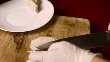 Tavuk göğsünü kes. İçindekiler: Ananas şeklinde Caprice Salatası. 4k video tarifi