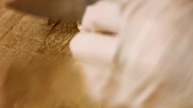 Tavuk göğsünü kes. İçindekiler: Ananas şeklinde Caprice Salatası. 4k video tarifi