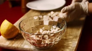 Tavuk göğsünü kes. İçindekiler: Ananas şeklinde Caprice Salatası. 4k video tarifi