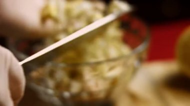 Salata için haşlanmış yumurta. İçindekiler: Ananas şeklinde Caprice Salatası. 4k video tarifi