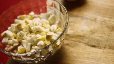 Salata için haşlanmış yumurta. İçindekiler: Ananas şeklinde Caprice Salatası. 4k video tarifi