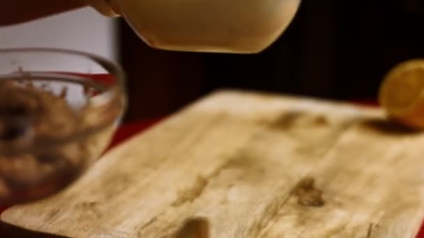 Recept van zelfgemaakte Walnaut Paste. Meng de ingrediënten in een blender. 4k video recept — Stockvideo