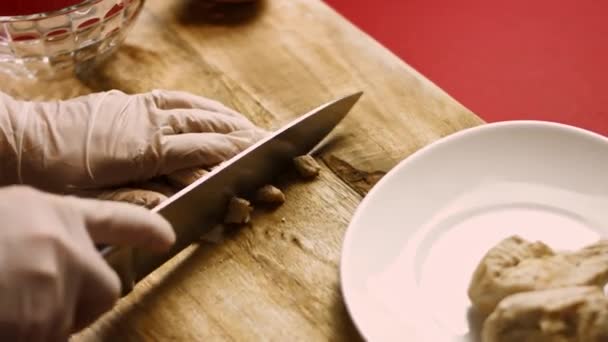 Порежь куриную грудку. Ингредиенты Дамы Каприс салат в виде ананасов. 4k видео рецепт — стоковое видео