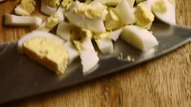 Skär kokta ägg till sallad. Ingredienser Damsallad i form av Ananas. 4k video recept — Stockvideo