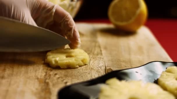 Corte pedaços de abacaxi. Ingredientes Ladies Caprice Salada em forma de Ananas. Receita de vídeo 4k — Vídeo de Stock