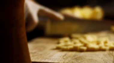 Peyniri parçalara ayır. İçindekiler: Ananas şeklinde Caprice Salatası. 4k video tarifi