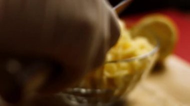 Peyniri parçalara ayır. İçindekiler: Ananas şeklinde Caprice Salatası. 4k video tarifi