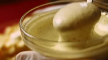 Salataya mayonez koy. Bayanlar Caprice Salatası Ananas şeklinde olsun. 4k video tarifi