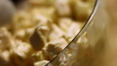 Karışık Malzeme Kadın Caprice Salatası Ananas şeklinde. 4k video tarifi