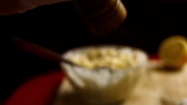 Karışık Malzeme Kadın Caprice Salatası Ananas şeklinde. 4k video tarifi