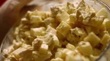 Karışık Malzeme Kadın Caprice Salatası Ananas şeklinde. 4k video tarifi