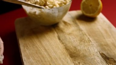 Ananas yaprakları şeklinde kesilmiş. 4k video tarifi