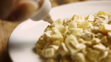 Ceviz ezmeli yağ. Bayanlar Caprice Salatası Ananas şeklinde. Rus mutfağı 4k video tarifi