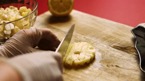 Corta trozos de piña. Ingredientes Ensalada de Capricho para Damas en forma de Ananas. 4k video receta — Vídeos de Stock