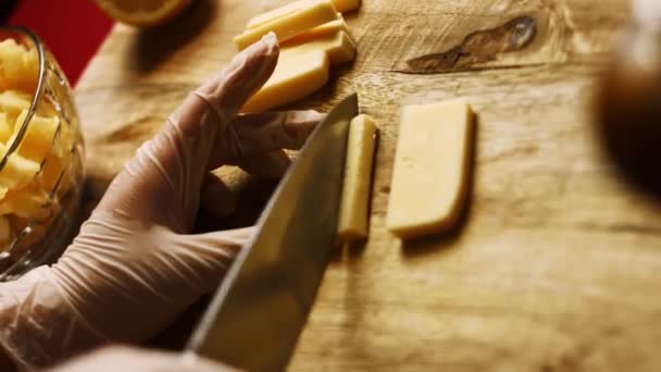 Κόβουμε το τυρί σε κομμάτια. Συστατικά Γυναικεία Καπρίς Σαλάτα σε μορφή Ανανά. 4k συνταγή βίντεο — Αρχείο Βίντεο