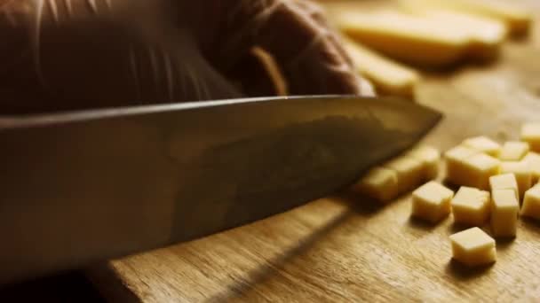 Corta el queso en trozos. Ingredientes Ensalada de Capricho para Damas en forma de Ananas. 4k video receta — Vídeos de Stock