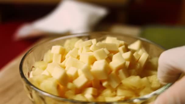 Corte o queijo em pedaços. Ingredientes Ladies Caprice Salada em forma de Ananas. Receita de vídeo 4k — Vídeo de Stock