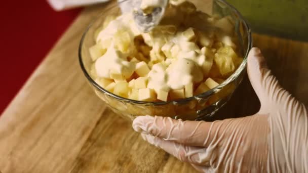 Blandning Ingredienser Ladies Caprice Sallad i form av Ananas. 4k video recept — Stockvideo