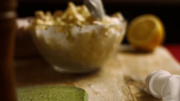Mengsel Ingrediënten Dames Caprice Salade in de vorm van Ananas. 4k video recept — Stockvideo