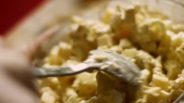 Ingredientes de mezcla Ensalada Caprice Ladies en forma de Ananas. 4k video receta — Vídeos de Stock