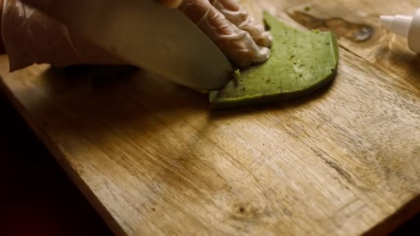 Taglio a forma di foglie di pinolo. Ricetta video 4k — Video Stock
