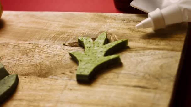 Вирізати у формі листя ананаса. 4k відео рецепт — стокове відео