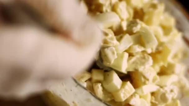 Pus a salada no prato. Salada Ladies Caprice em forma de Pinapple. Cozinha russa 4k receita de vídeo — Vídeo de Stock