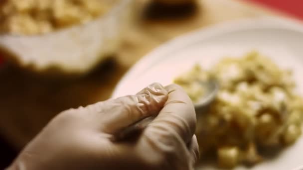 샐러드를 접시 위에 놓았습니다. 여성 카프리스 샐러드는 핀 사과 형태로 만들어 졌다. 러시아 요리 4k 비디오 레시피 — 비디오