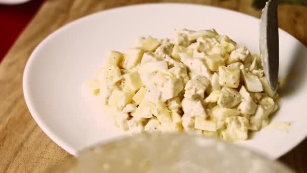 Ich lege den Salat auf den Teller. Ladies Caprice Salat in Form von Pinapple. Russische Küche 4k Video Rezept — Stockvideo