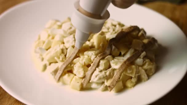 Smörja med valnötspasta. Damerna Caprice sallad i form av Pinapple. Rysk mat 4k video recept — Stockvideo