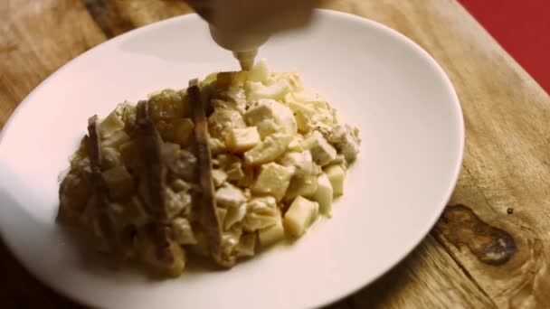 Smörja med valnötspasta. Damerna Caprice sallad i form av Pinapple. Rysk mat 4k video recept — Stockvideo