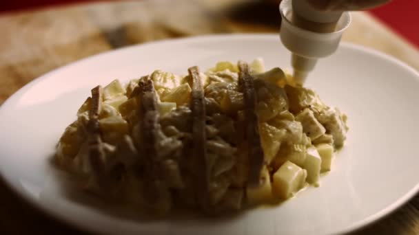 Massa lubrificante com pasta de noz. Salada Ladies Caprice em forma de Pinapple. Cozinha russa 4k receita de vídeo — Vídeo de Stock