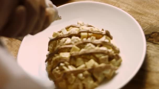 クルミのペーストでグリース。女性カプリスサラダはパイナップルの形で。ロシア料理4kビデオレシピ — ストック動画
