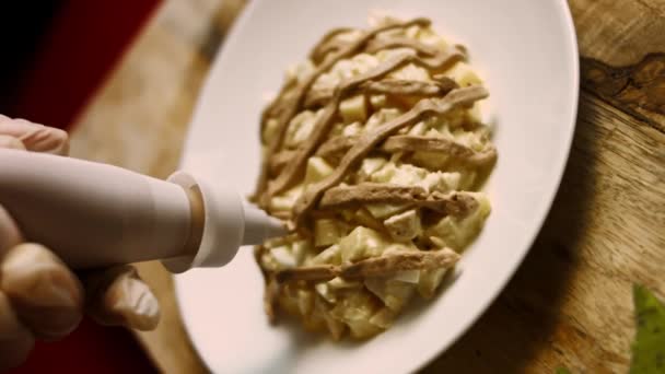 Grasa con pasta de nuez. Ensalada de Caprice para damas en forma de Pinapple. Cocina rusa 4k video receta — Vídeo de stock