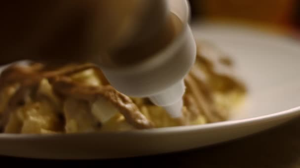 Grasa con pasta de nuez. Ensalada de Caprice para damas en forma de Pinapple. Cocina rusa 4k video receta — Vídeo de stock