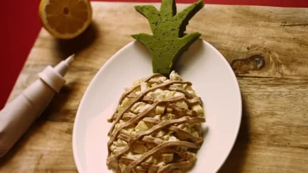 Ensalada de Caprice para damas en forma de Pinapple. Cocina rusa 4k video receta — Vídeos de Stock