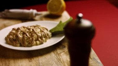Bayanlar Caprice Salatası Ananas şeklinde. Rus mutfağı 4k video tarifi