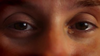 Güzel kadın gözleri ağlıyor ve açılıyor. Makro 4k video