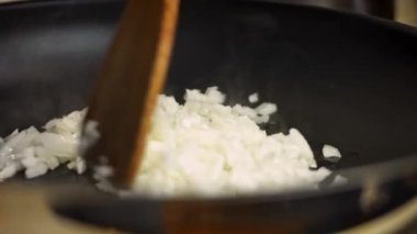 Tavada kızarmış soğan. 4k video tarifi